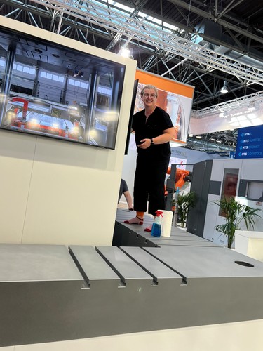 Messestand der Firma KUKA auf der GIFA 2023 in Düsseldorf, unsere Projektleiterin Andra Busse legt noch einmal letzte Hand an den Messestand Messestand der Firma KUKA auf der GIFA 2023 in Düsseldorf, unsere Projektleiterin Andra Busse legt noch einmal letzte Hand an den Messestand